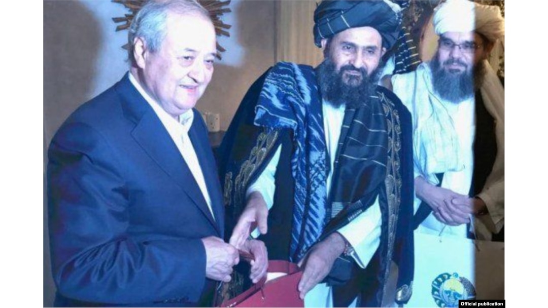Abdulaziz Komilov Tolibon rahbarlaridan biri Mulla Barodar bilan