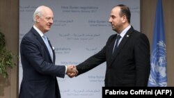 UN Special Envoy for Syria Staffan de Mistura (L) shakes hands with Syria's rebel delegation chief Nasr al-Hariri.