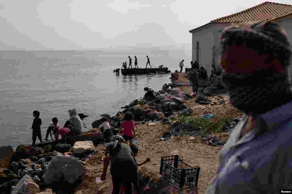 Refugjatët dhe migrantët nga kampi i shkatërruar Moria janë parë në një plazh afër një kampi të ri të përkohshëm, në ishullin e Lesbos.