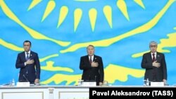 Маулен Ашимбаев (слева) в бытность первым заместителем председателя партии «Нур Отан» и Касым-Жомарт Токаев (тогда спикер сената парламента) на съезде партии «Нур Отан» под председательством Нурсултана Назарбаева, тогда еще президента Казахстана. Астана, 27 февраля 2019 года.