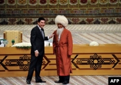 Түркіменстан президенті Гурбангулы Бердімұхаммедов (сол жақта) түркімен ақсақалымен кездесіп тұр. Түркіменстан, 10 қыркүйек 2015 жыл.