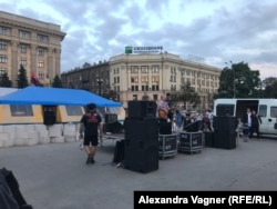 Василий Рябко выступает на акции в поддержку языкового закона рядом с палаткой волонтеров
