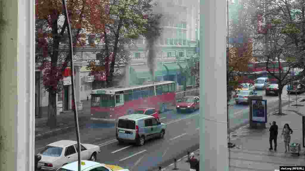 МАКЕДОНИЈА - Поради големата загаденост на воздухот, Министерството за животна средина и просторно планирање препорачува да се користи јавен превоз, возилата да не се користат без поголема потреба, повеќе лица да се возат со едно возило во исто време, за загревање да не се користат прегорено отпадно масло, лакирани или обоени отпадоци од дрво и мебел, стиропор, ПЕТ амбалажа, парчиња гума и каков било синтетички материјал, како и правилно да се користат печките за дрва.