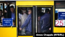 Переполненные пассажирами автобусы в день остановки Тбилисского метро