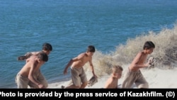 Момент съемок фильма «Река» Эмира Байгазина. Фото предоставлено пресс-службой «Казахфильма».