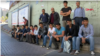 Ыстанбұл көшесінде отырған түркімен еңбек мигранттары. Түркияның DHA жаңалықтар агенттігінің 2019 жылы түсірілген видеосынан скриншот.