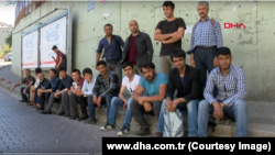 Стамбулдун көчөсүндө отурган түркмөн эмгек мигранттары. Түркиянын DHA маалымат агенттигинин 2019-жылдагы видеосунан скриншот.