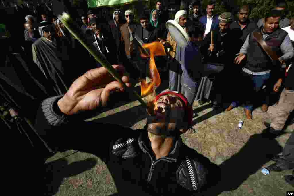 Глотание огня во время суфитского ритуала в иракском городе Хилла
