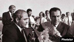 Armenia - Artashat Mayor Hovik Abrahamian (L) declares President Levon Ter-Petrosian the town's honorary citizen in 1996.