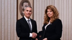 Președinta Bulgariei, Iliana Iotova (dreapta), strânge mâna noului prim-ministru interimar al Bulgariei, Andrei Ghiurov, la Sofia, pe 12 februarie 2026. 