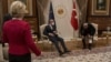 Törökország ‒ Erdoğan elnök és Charles Michel elfoglalják székeiket, Ursula von der Leyennek már nem jutott hely mellettük az ankarai elnöki palotában. 2021. április 6.