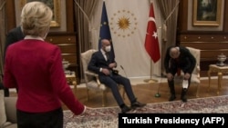 Törökország ‒ Erdoğan elnök és Charles Michel elfoglalják székeiket, Ursula von der Leyennek már nem jutott hely mellettük az ankarai elnöki palotában. 2021. április 6.