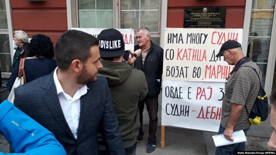 Неформалната организација СТОП ЗА ИЗВРШИТЕЛИТЕ организира протест против законот за извршување, пред Министерство за правда