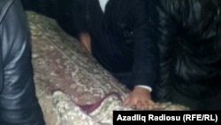 Подготовка к похоронам инвалида Карабахской войны Заура Гасанова, который совершил самосожжение, 28 декабря 2013