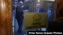 Președintele Curții Constituționale, Marian Enache, discută cu un coleg de al său în sediul CCR din București. 