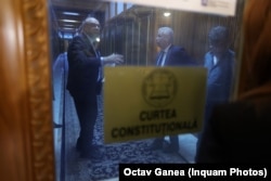 Sediul Curții Constituționale a României. În spatele ușii, președintele instituției, Marian Enache, discută cu un coleg.