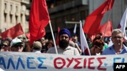 Грецькі комуністи і їхні прихильники, серед яких іноземці-заробітчани, збираються на демонстрацію в центрі Афін, 1 травня 2013 року