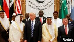 Președintele Trump cu lideri ai națiunilor arabe, duminică, la Riad