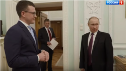 Printre cei vizați de noile sancțiuni propuse de UE se află prezentatorul televiziunii de stat Pavel Zarubin (stânga), pe care UE îl numește „un proeminent propagandist rus cu acces exclusiv la agenda lui Vladimir Putin”.