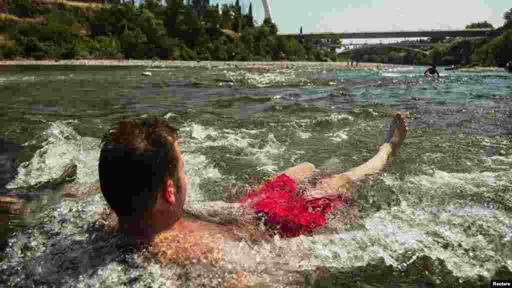 Kupanje u rijeci Morači, 8. august 2013. Foto: REUTERS / Stevo Vasiljević 