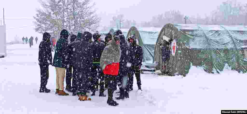Izbjeglice u kampu &quot;Lipa&quot; pod snijegom.