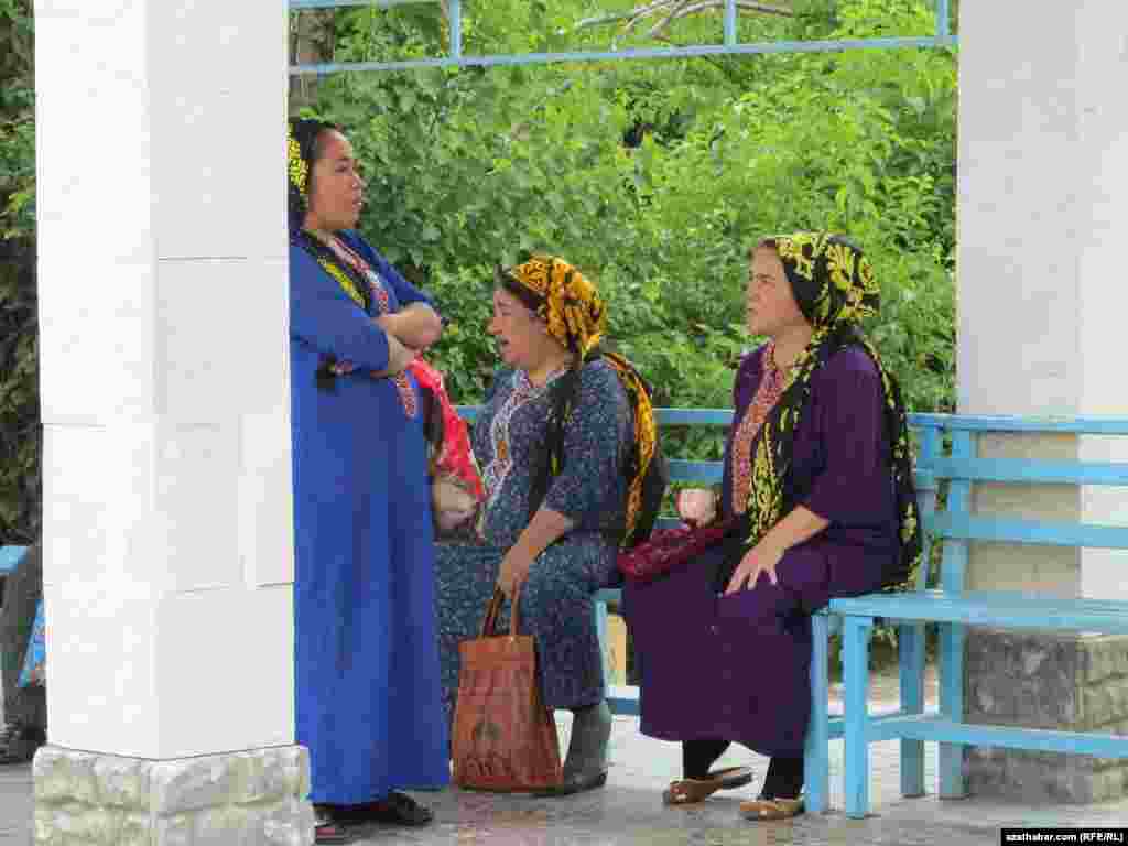 Abadan ş&auml;heriniň awtobus duralgasyndaky a&yacute;allar