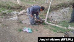 Баткен: суу насосун оңдоо.