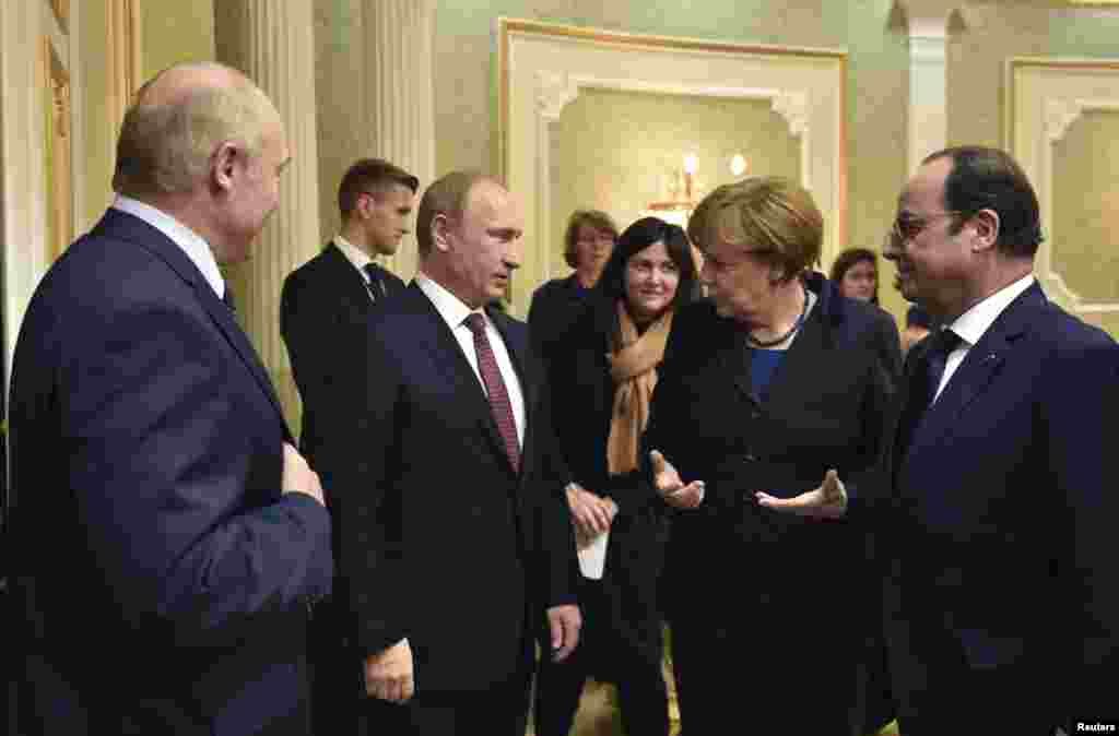 Александр Лукашенко, Владимир Путин, Ангела Меркель и Франсуа Олланд за несколько минут до начала официальной части переговоров. Минск, Дворец независимости, 11 февраля.