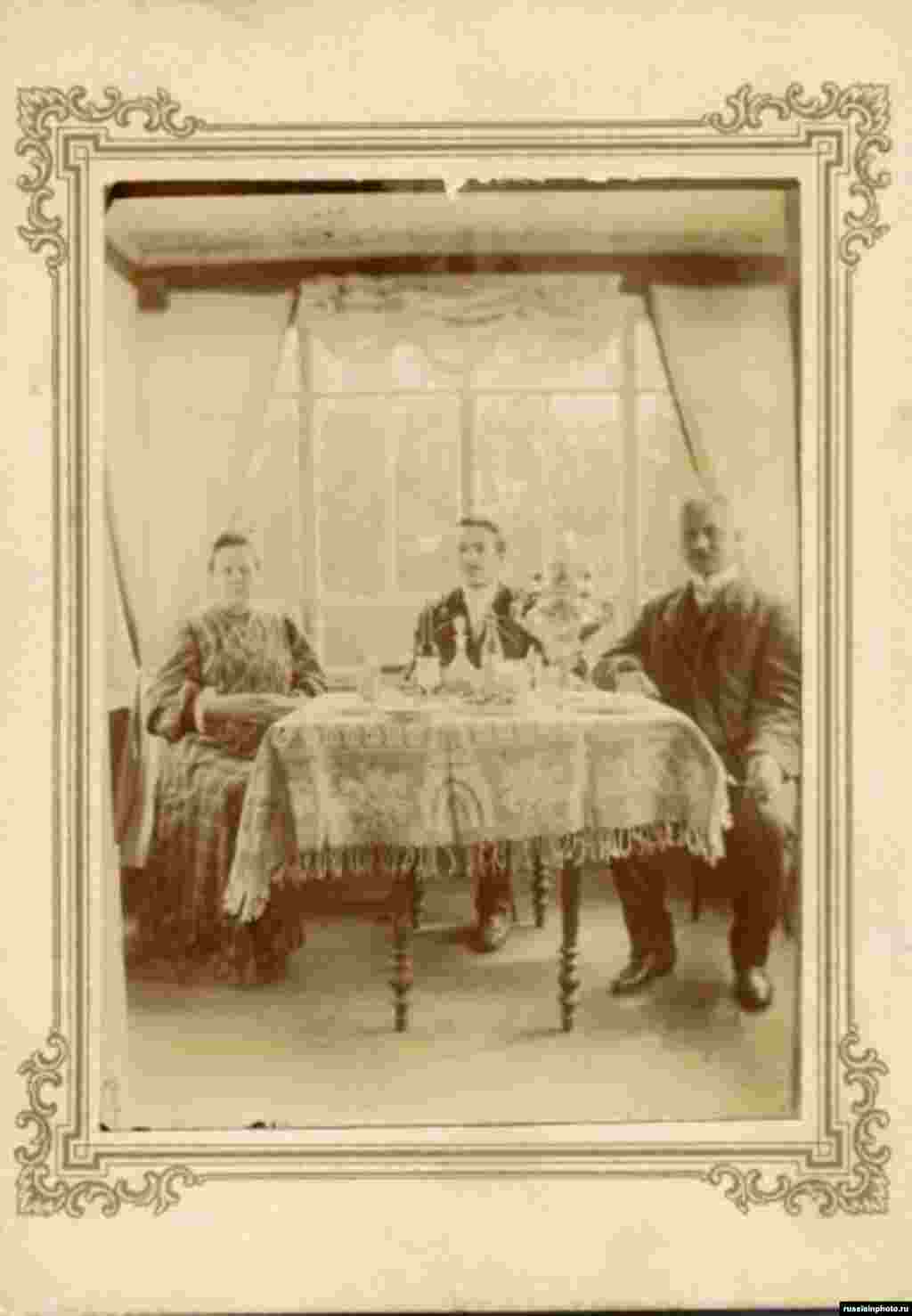 Чаепитие на даче, 1900 год