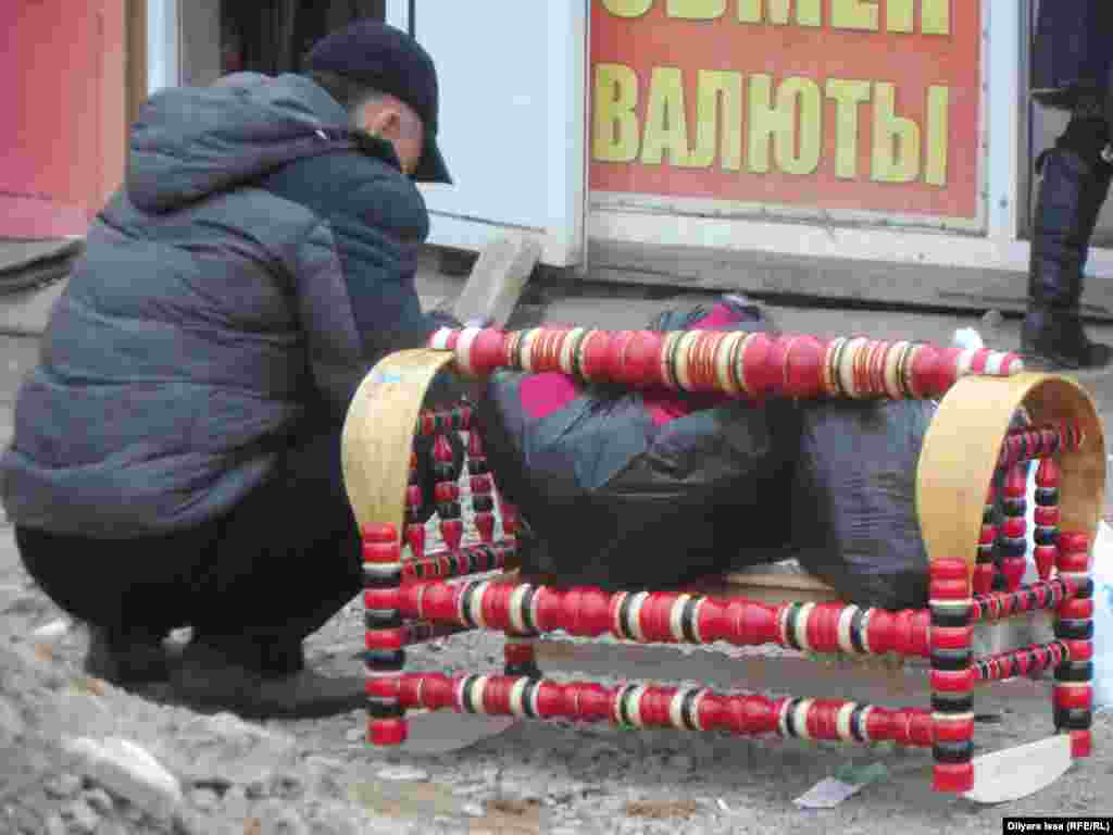 Қазақстаннан Өзбекстанға бесік алып өтіп бара жатқан азамат. Кезек күтіп тұрған азаматтар Азаттық тілшісіне &quot;кеденнен ірі сомадағы ақша алып өтуге тыйым салынғанын&quot; айтты. &nbsp;