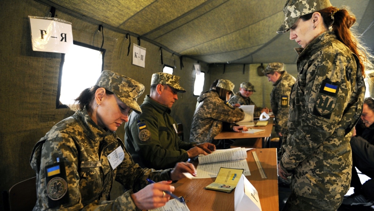 Ukrainian servicemen vote at a polling station in Mariupol on April 21, 2019.