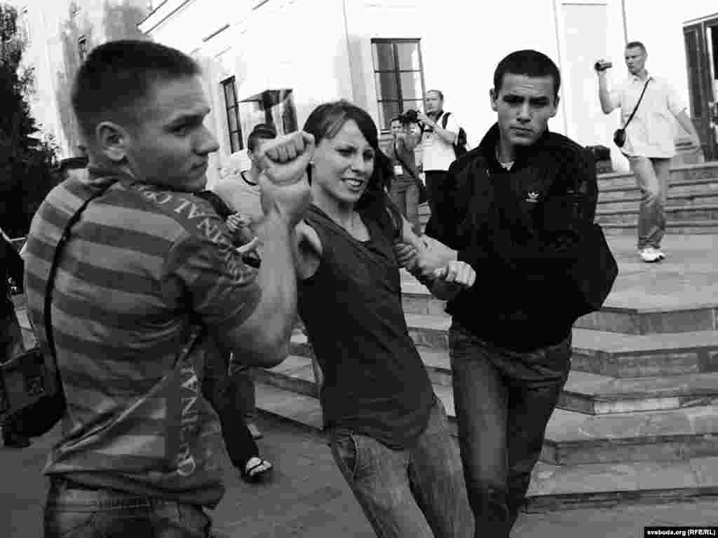 Затрыманьне ўдзельніка акцыі міліцыянтамі ў цывільным 20 ліпеня 2011 