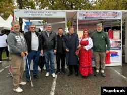 Milan Starović, zastupnik Velike ruske matice (prvi s desna) u društvu ministra za evropske integracije Nemanje Starovića