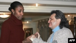 Shabtai Kalmanovich with U.S. basketball player Lisa Leslie in Moscow in January 2006.