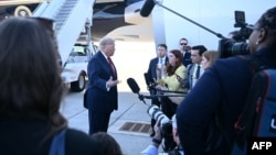 Президент США Дональд Трамп спілкується з пресою після прибуття до Шарлотта (штат Північна Кароліна) 16 вересня