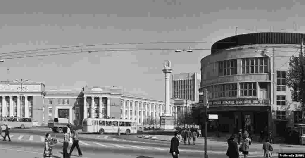 The central square in Dushanbe has variously been named after Soviet founder Vladimir Lenin, Freedom and is now known as Friendship Square.A Dushanbe city official claimed to RFE/RL's Tajik Service that a secret "general plan" to transform Dushanbe is driven in part by the vulnerability of some older buildings to earthquakes."Even in the plans of the former Soviet era, the demolition of several buildings in the city center was envisaged. Now [those plans] are being implemented," he said.