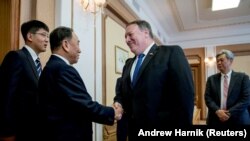 Sekretari amerikan i Shtetit, Mike Pompeo (djathtas) dhe ish-shefi verikorean i spiunimit, Kim Yong Chol, foto nga arkivi. 