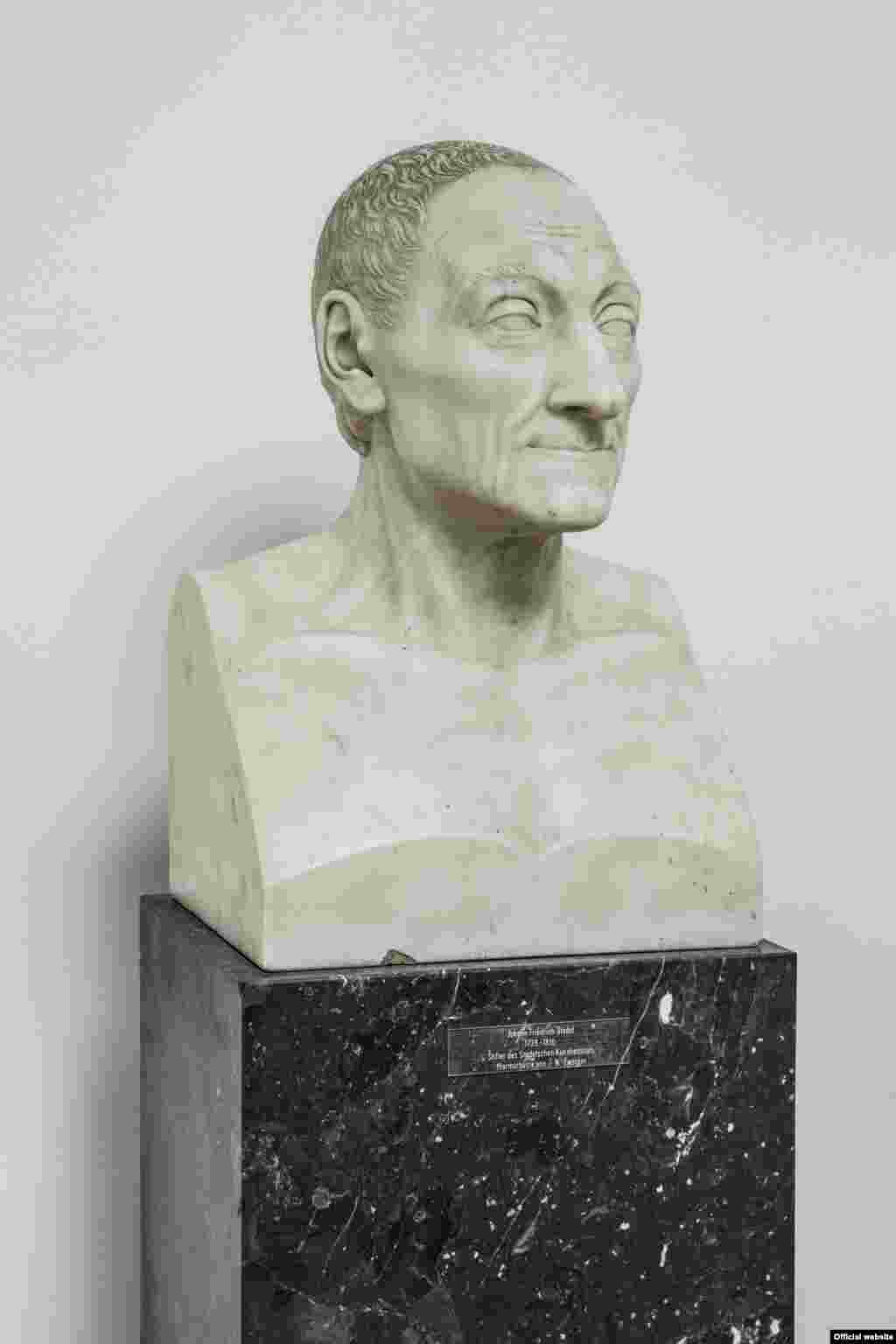 Un bust al fondatorului instituției...