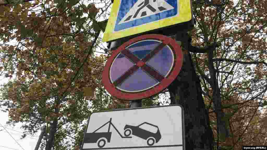 Організовувати ж нові легальні місця для паркування транспорту поки не поспішають. Замість цього – все більше заборон