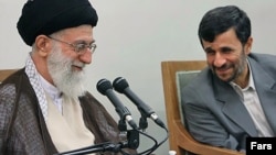 محمود احمدی نژاد (راست) و آیت الله علی خامنه ای