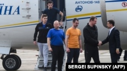 Президент України Володимир Зеленський (праворуч) зустрічає повернених із Росії українців
