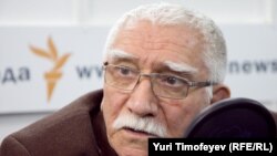 Актёр Армен Жигарханян Озодлик радиосининг Москва студиясида.