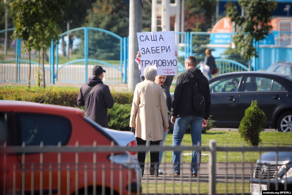 Жінка вийшла з на одиночний пікет із плакатом «Саша, забери трудову. Відділ кадрів»