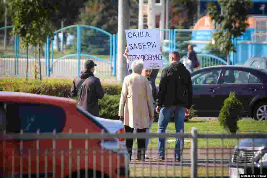 Жінка вийшла з на одиночний пікет із плакатом &laquo;Саша, забери трудову. Відділ кадрів&raquo;