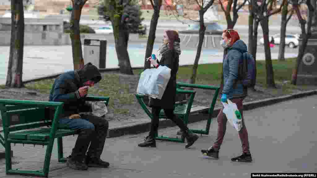 Серед ще однієї проблеми, про яку заявили як благодійники, так і самі безпритульні &ndash; чимало людей, які шукали притулку на вокзалі, нині пробують знайти притулок в інших куточках міста. Зокрема і на майдані Незалежності, адже приміщення вокзалу на карантині