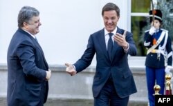 Premierul olandez Mark Rutte îl primește pe Petro Poroshenko la reședința sa din Haga, 26 nov. 2015.