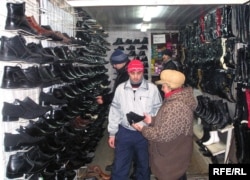 Алматы базарындағы тәжік саудагерлер. 12 сәуір 2008 жыл