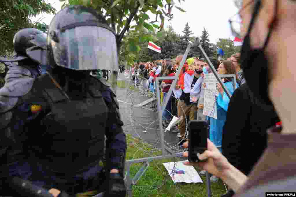 Близько 18:30 у парку Перемоги ОМОНівці почали затримувати протестувальників