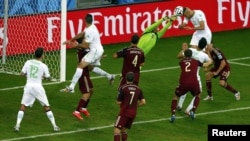 Футболисты Алжира забивают гол в ворота сборной России на чемпионате мира в Бразилии