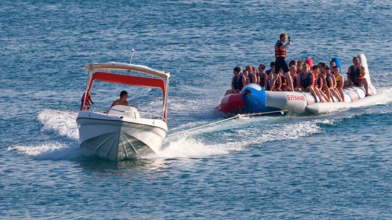 В Крыму снова приостановили поиски женщины с затонувшего прогулочного катера